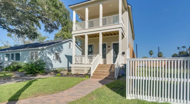 1 Mi to Ocean! Galveston Getaway w/ 2 Balconies, Забронировать Дом для отпуска Виллы Галвестон, рядом с Научная лаборатория Галвестона NOAA Fisheries, Вилла