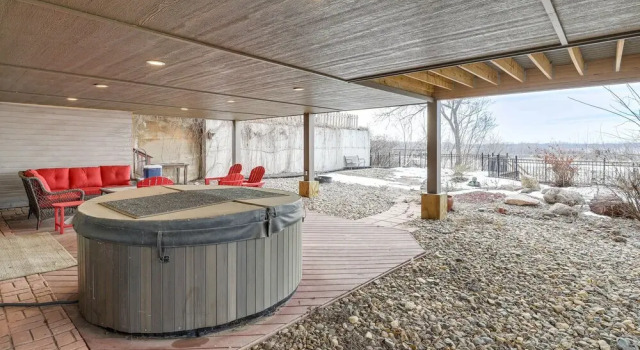 Yankton Vacation Home w/ Hot Tub & River Views, Забронировать Отель Янктон штат Южная Дакота, рядом с Avera Sacred Heart Hospital