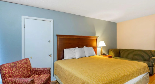 Двухместный номер Standard с балконом Rodeway Inn Colonial Heights I-95