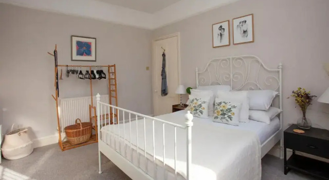Stylish and Bright 2 Bedroom Flat in Bristol, Забронировать Отель Отели Бристоля 3 звезды, рядом с Бристольский университет, 3*