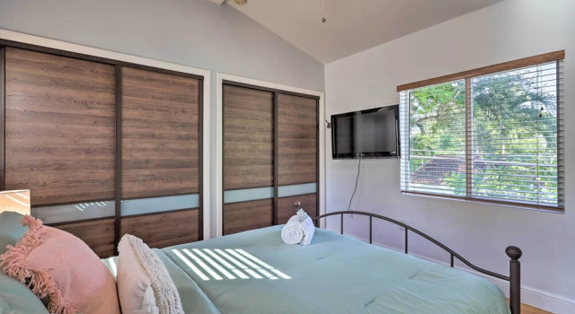 < 9 Mi to Downtown Miami - Modern Getaway, Забронировать Дом для отпуска Коттеджи Майами-Спрингса, Коттедж