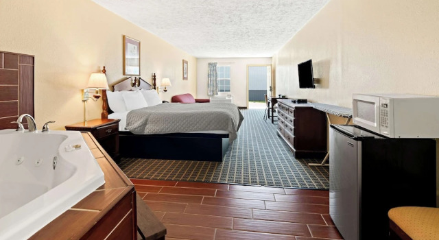 Двухместный номер Standard с балконом Americas Best Value Inn & Suites Mt. Pleasant