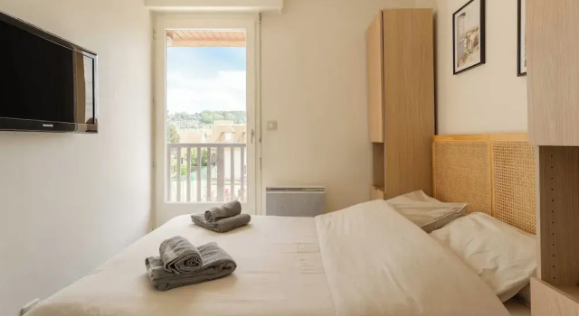 Апартаменты Renovated Apartment Sleeping 6 - Pool and Tennis