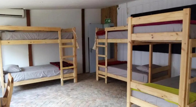 Кровать в общем номере Blue Rock Accommodation