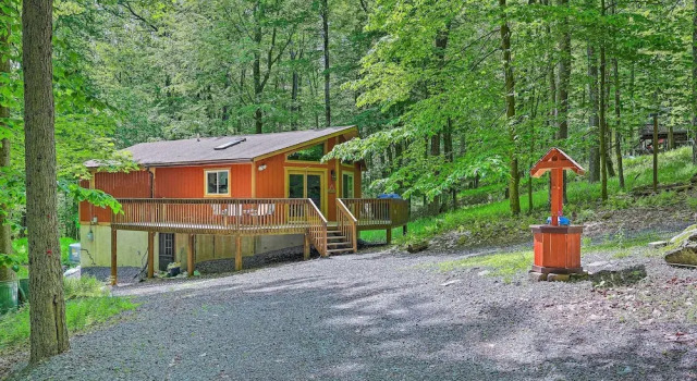 Коттедж Walk to Lake & Beach: Pocono Cabin w/ Fire Pit