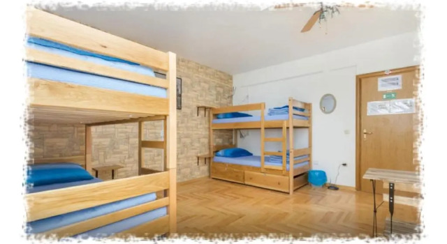 Кровать в общем номере с красивым видом из окна Hostel Oktarin