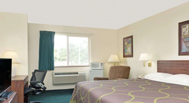 Super 8 by Wyndham Windsor, Book Mini-hotel Hoteller i Windsor med parkering, Parkering