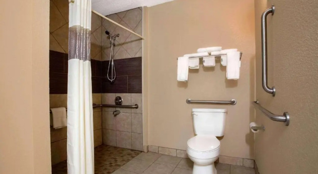 Номер Standard Quality Inn & Suites University Area