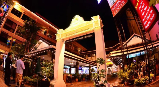 Кровать в общем номере Silom Village Inn