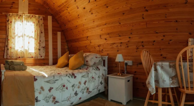 Glamping in Wiltshire the Green Knoll is a Charm, Varaa Leirintäalue Telttailu ja glamping kohteessa Gloucestershire, Leirintäalue