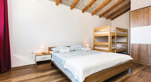 Amazing Home in Krk With Wifi and 2 Bedrooms, Varaa Hotelli Hotellit Kvarner Islands uima-altaalla, Uima-allas