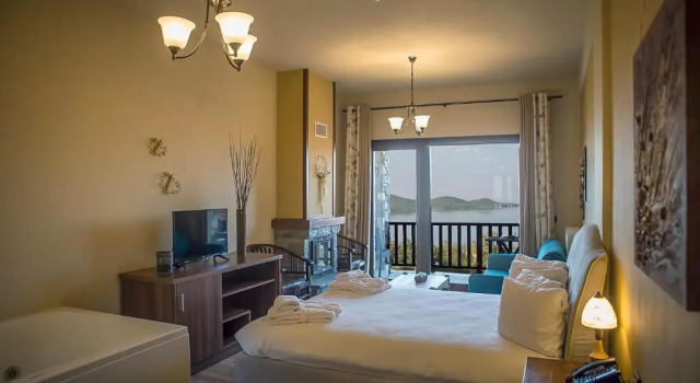 Полулюкс Deluxe с видом на озеро Pandion Luxury Boutique Hotel & Suites with Spa