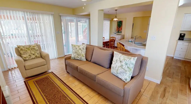 Коттедж с 4 комнатами Canal Breeze Cottage 4 Bedroom Home