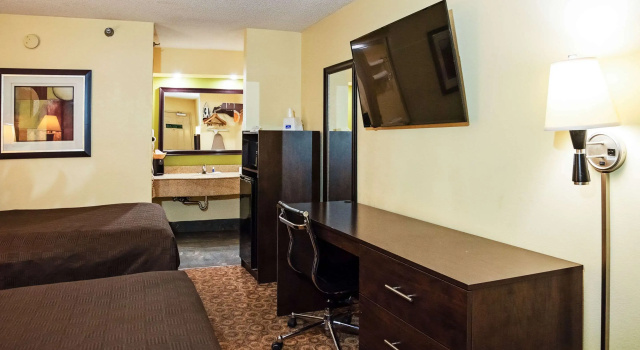 Четырёхместный номер Standard Rodeway Inn & Suites Clarksville near Governors Square Mall