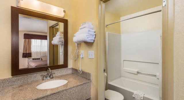 Четырёхместный номер Superior Key Inn and Suites