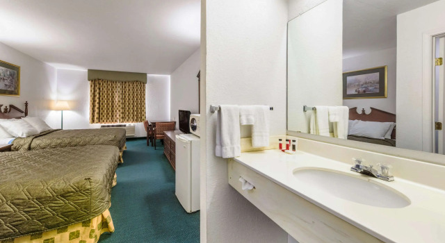 Четырёхместный номер Standard Rodeway Inn Decatur