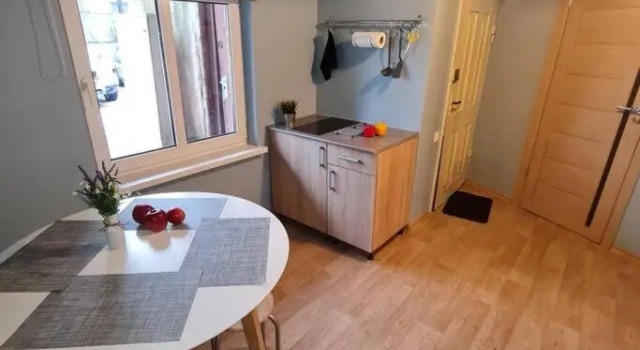 4 can stay, free parking, 10 min to city center.
