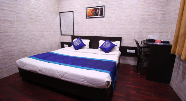 Oyo Rooms Corporation Chowk, Забронировать Отель Раджкот штат Гуджарат, рядом с Железнодорожный вокзал Раджкот