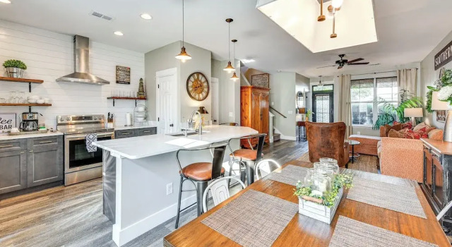 Апартаменты 1 Mi to Old Town: Cheerful Bluffton Townhome!