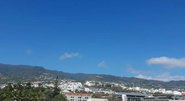 Апартаменты Chez Xavier appartement cosy vue mer et montagne Saint-Denis