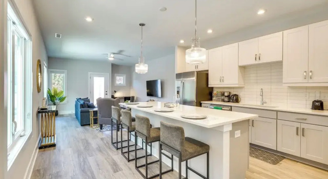 Апартаменты 2 Mi to Duke University: Townhome in Durham!