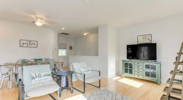 Seabrook Getaway w/ Balconies & Bay Views!