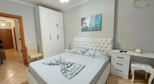 Cozy 1-Bedroom near the center of Tirana., Забронировать Отель Тирана область Тирана, рядом с Skanderbeg Square