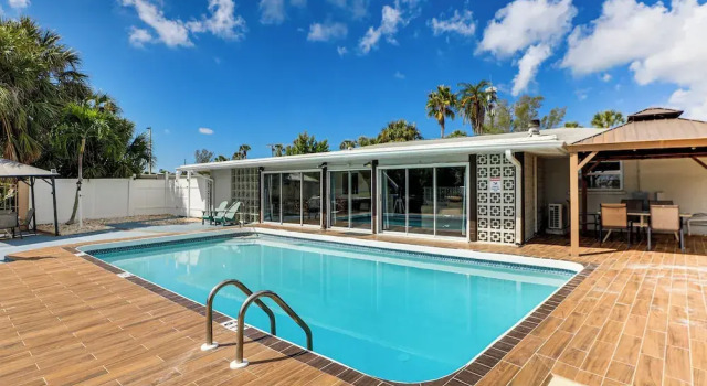 Коттедж Furnished Sunroom w/ TV! Canal-front Bradenton Gem