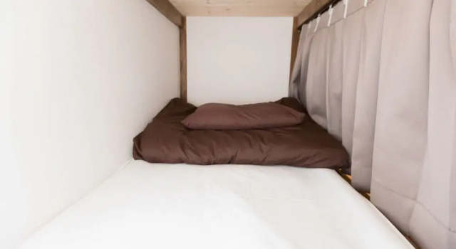 Кровать в общем номере (женский номер) Osaka Namba Hostel MIYABI