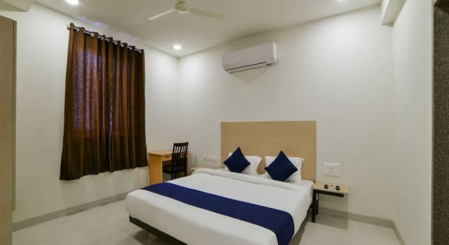 OYO 18833 SilverKey Babylon Whitefields