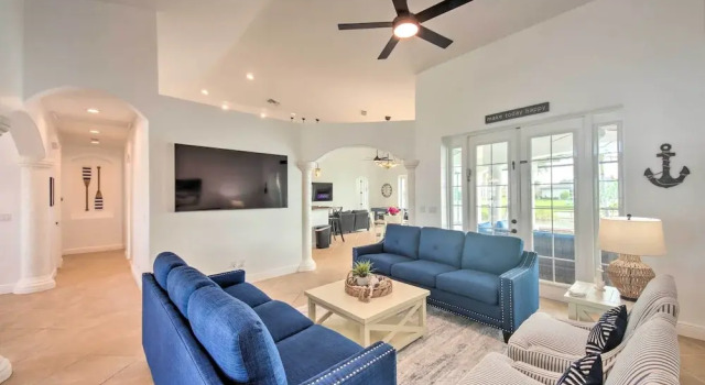 Коттедж с 4 комнатами On Canal: Luxe Cape Coral Oasis w/ Pool & Lanai!