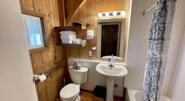 Коттедж с видом на воду Black Bear Cottage