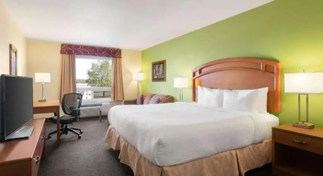 Люкс Deluxe Days Inn & Suites by Wyndham Thompson