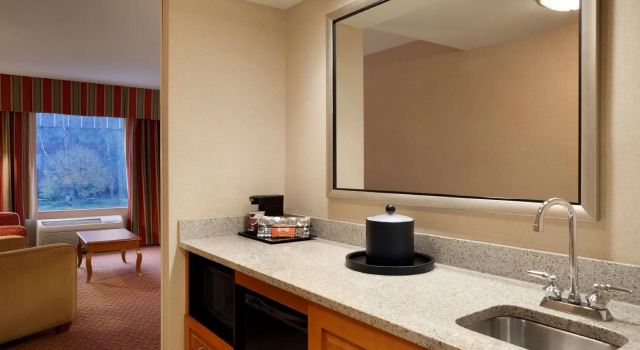 Четырёхместный люкс Hampton Inn & Suites East Hartford