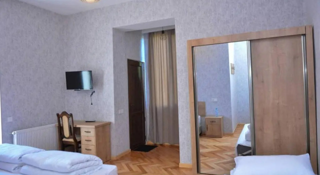 Eco Oasis, Book Hotel Hoteller i Surami med parkering, Parkering
