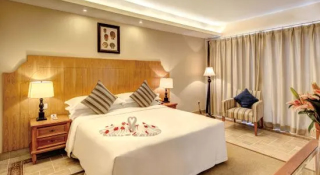 Семейный люкс Deluxe Wehouse Spanish-themed resort hotel in Twin Moon Bay, Huizhou