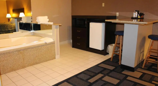 Двухместный люкс Deluxe Days Inn by Wyndham Watertown