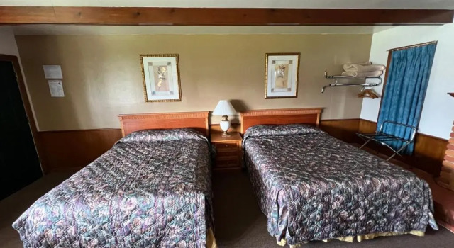 Номер Deluxe Spinning Wheel Motel
