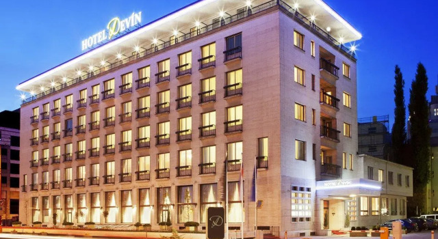 Кровать в общем номере с видом на реку Hotel Devín