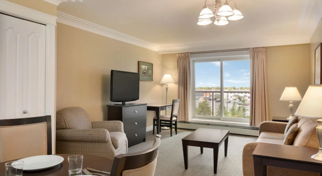 Люкс c 1 комнатой с балконом Stanton Suites Hotel Yellowknife