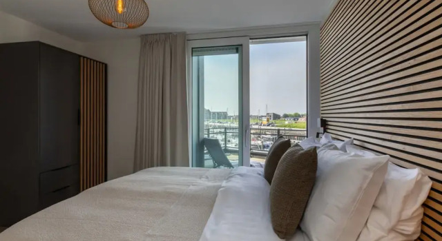 Lush apartment with water views, Book Apartment Goes 