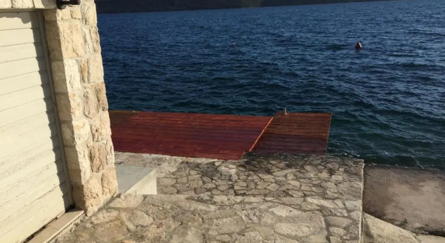 Коттедж 3 Bedroom Beach House with private sea access