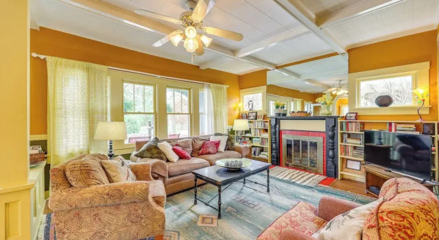 Eureka Springs Vacation Rental < Half-mi to Dtwn!, Забронировать Отель Отели Юрика-Спрингса 3 звезды, рядом с Историческая железная дорога Юрика-Спрингс и Северного Арканзаса, 3*
