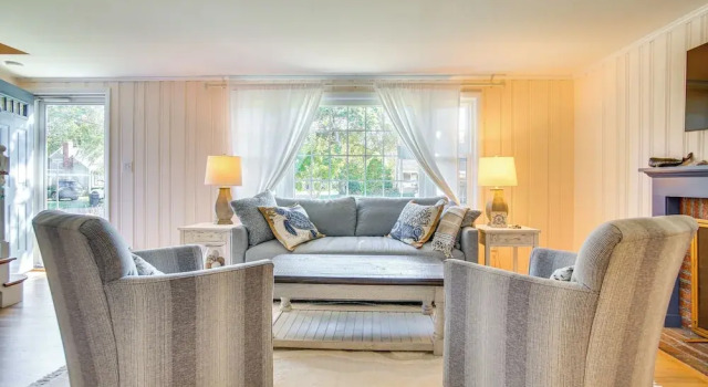 Bike to Private Beach: Cape Cod Escape w/ Sunroom, Réserver Maison de vacances East Falmouth Massachusetts