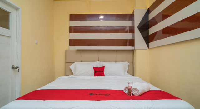 Suite RedDoorz Plus Syariah near Pasar Turi