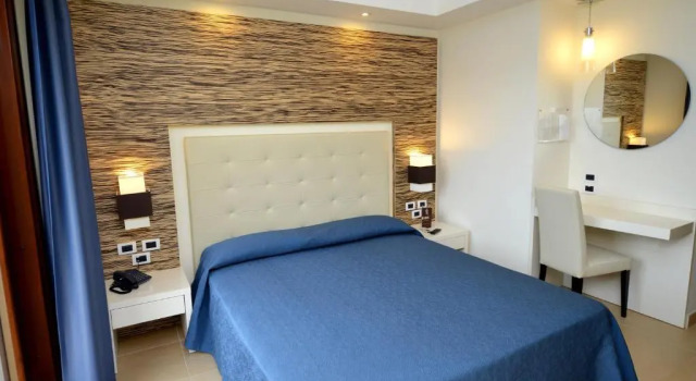 Трёхместный номер Classic с балконом Prince Franklyn Hotel