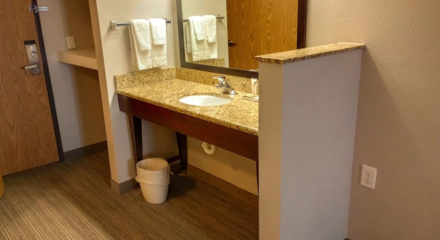 Двухместный люкс Country Inn & Suites by Radisson, Portland International Airport, OR