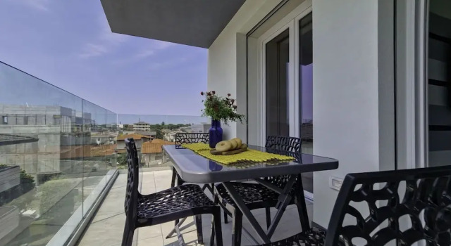 Renovated Flat Close to Shops and Beach