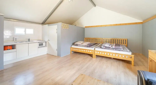 Тент c 1 комнатой с балконом Pocheon KidsGlampingGEO