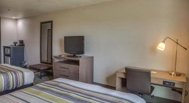 Четырёхместный номер Standard Country Inn & Suites by Radisson, Harlingen, TX